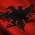 Die Flagge Albaniens, die mit interessanten Texturen schwenkt