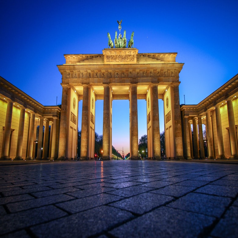 Brauner Betonbau mit dem Brandenburger Tor im Vordergrund, Foto: Florian Wehde