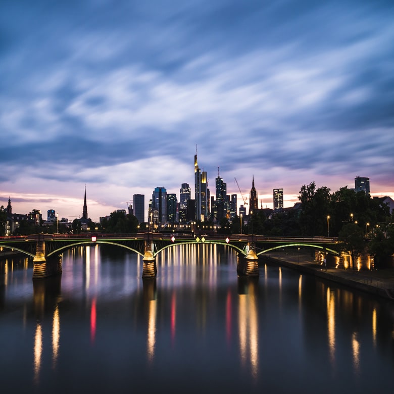 Aussicht auf die Frankfurter Skyline in der Nacht, Foto: Paul Fiedler