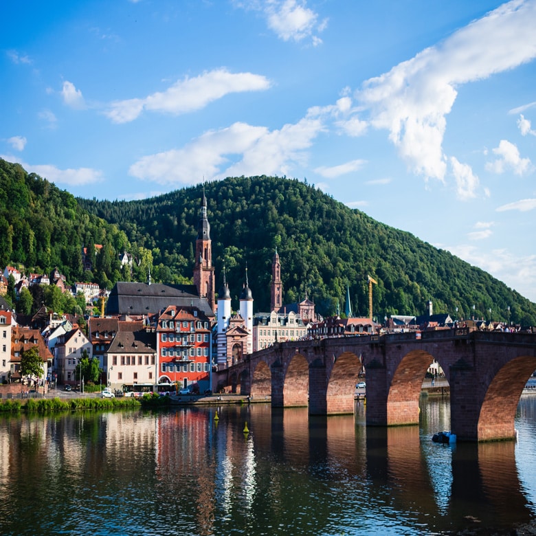 Aussicht auf die Alte Brücke und das Brückentor in Heidelberg