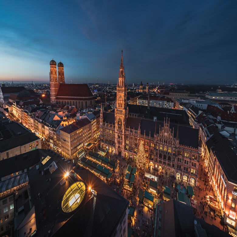 Blick in der Nacht aus der Luft auf das Stadtbild von München, Foto: Daniel Seßler